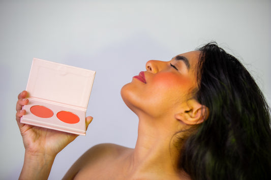 Coral Kiss : Un mélange corail pour des joues subtilement colorées.